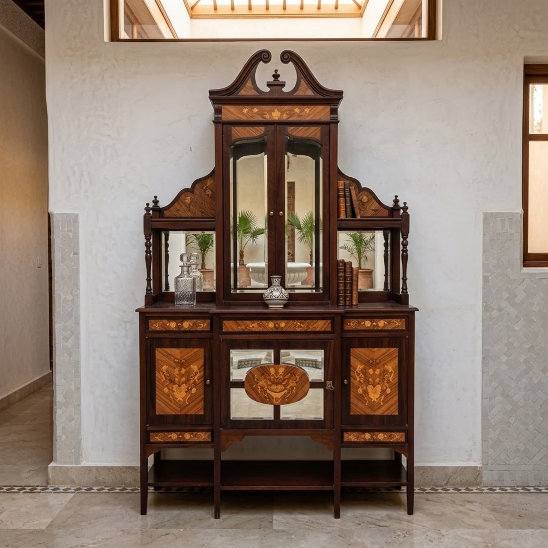 Cabinet-vitrine marqueté à miroirs présenté dans un intérieur