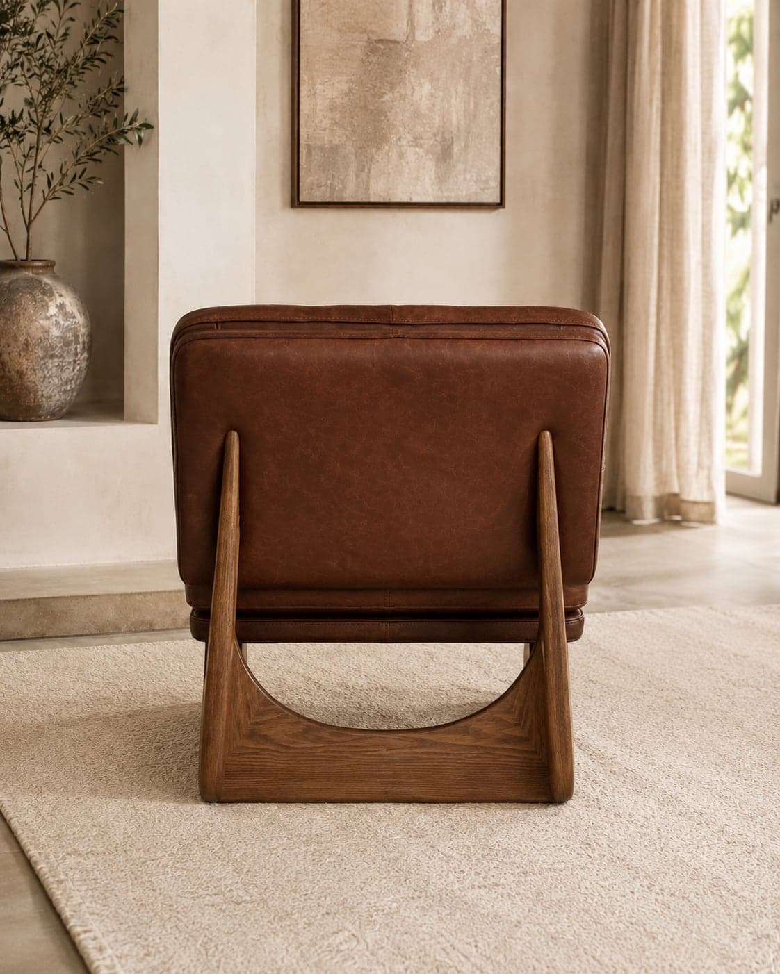 Les deux fauteuils lounge présentés en paire