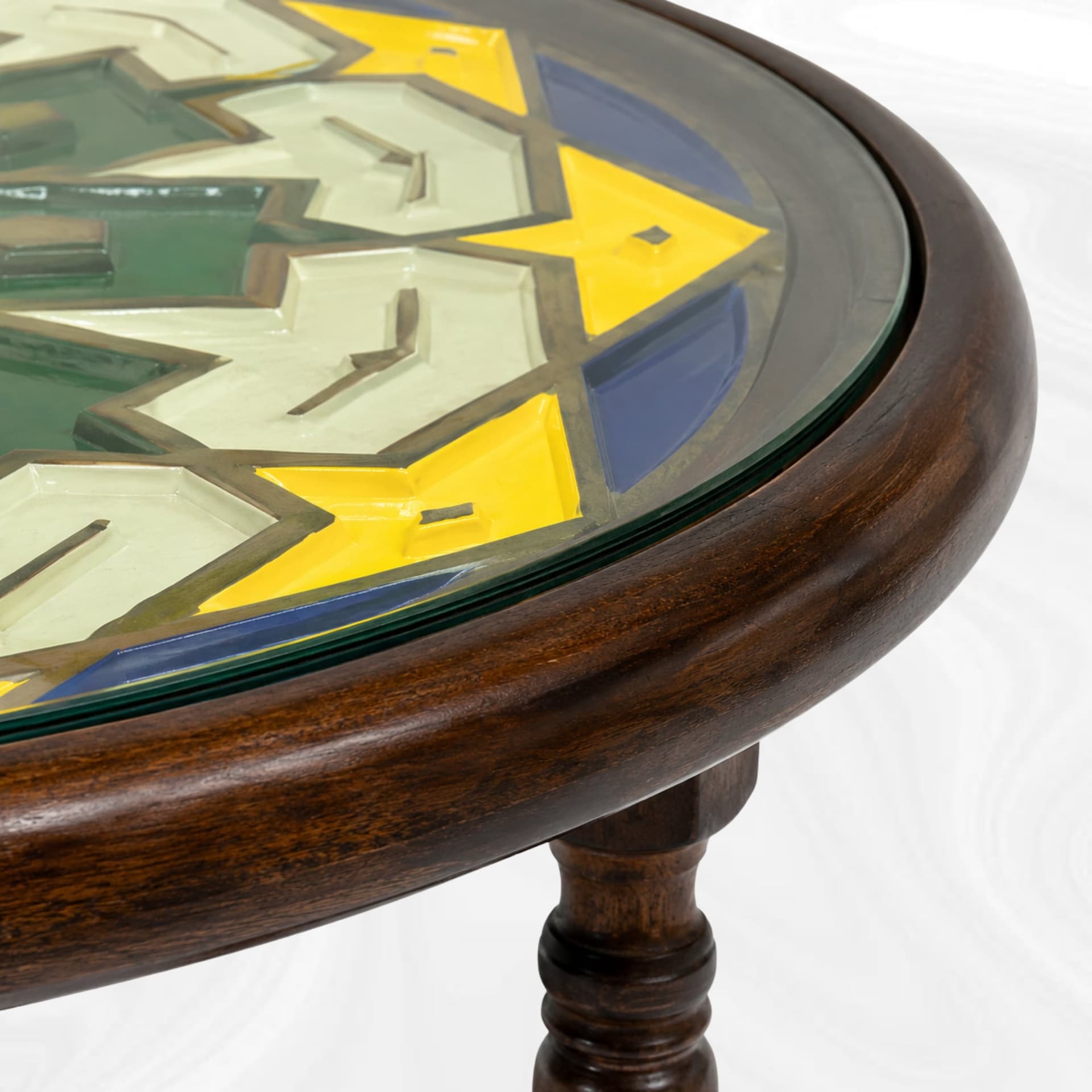 Detail of the tabletop rim and motif