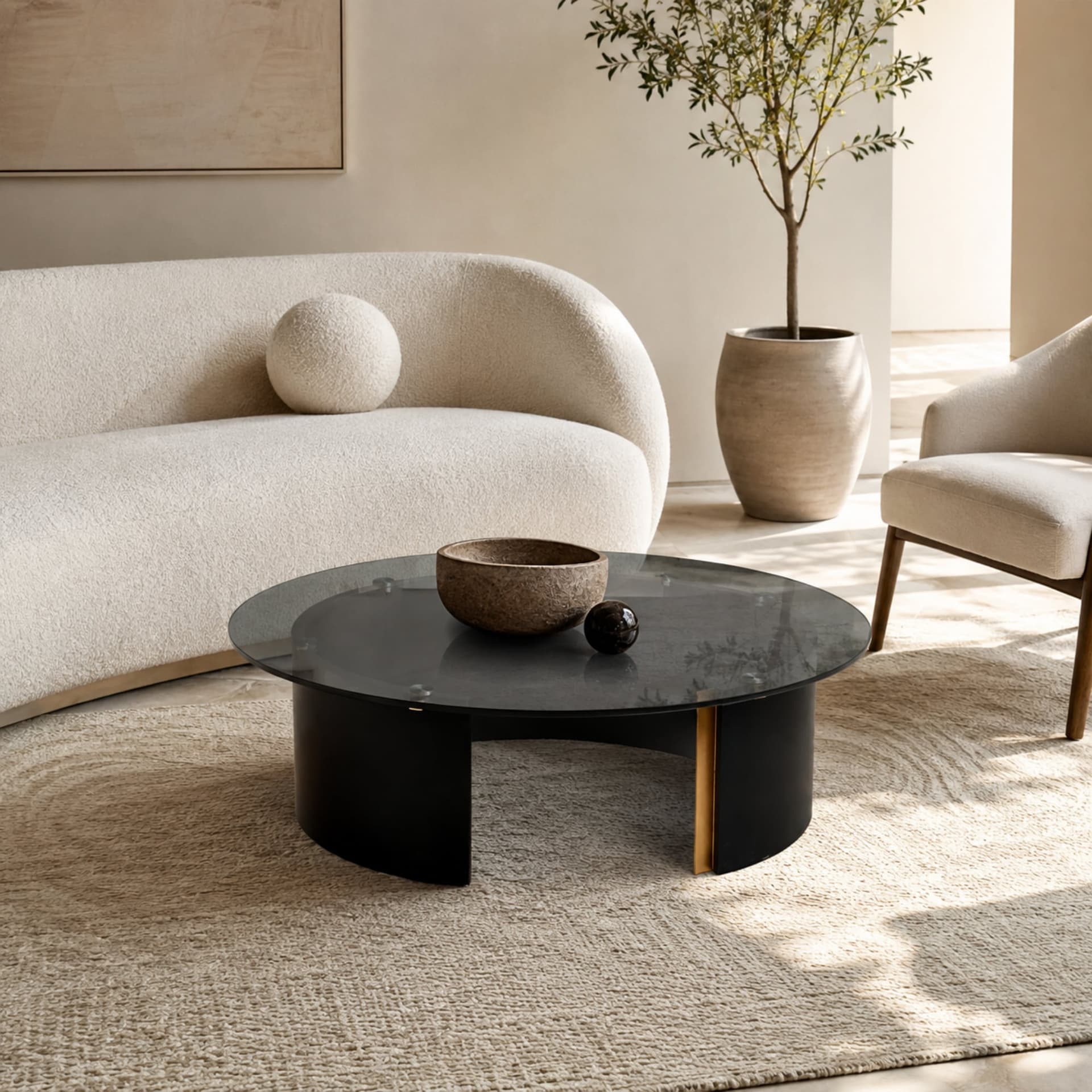 Table basse ronde sculpturale présentée dans un intérieur