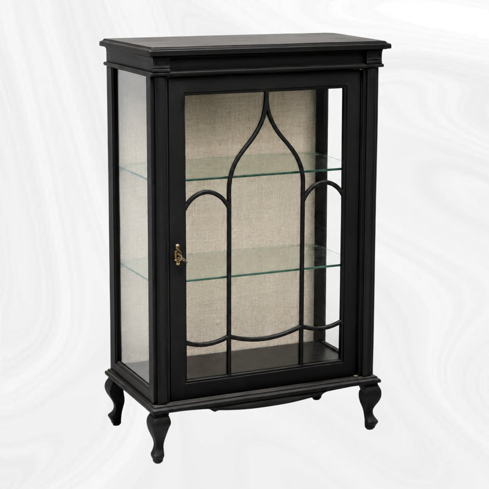 Vitrine noire a trace ogival, vue de trois quarts