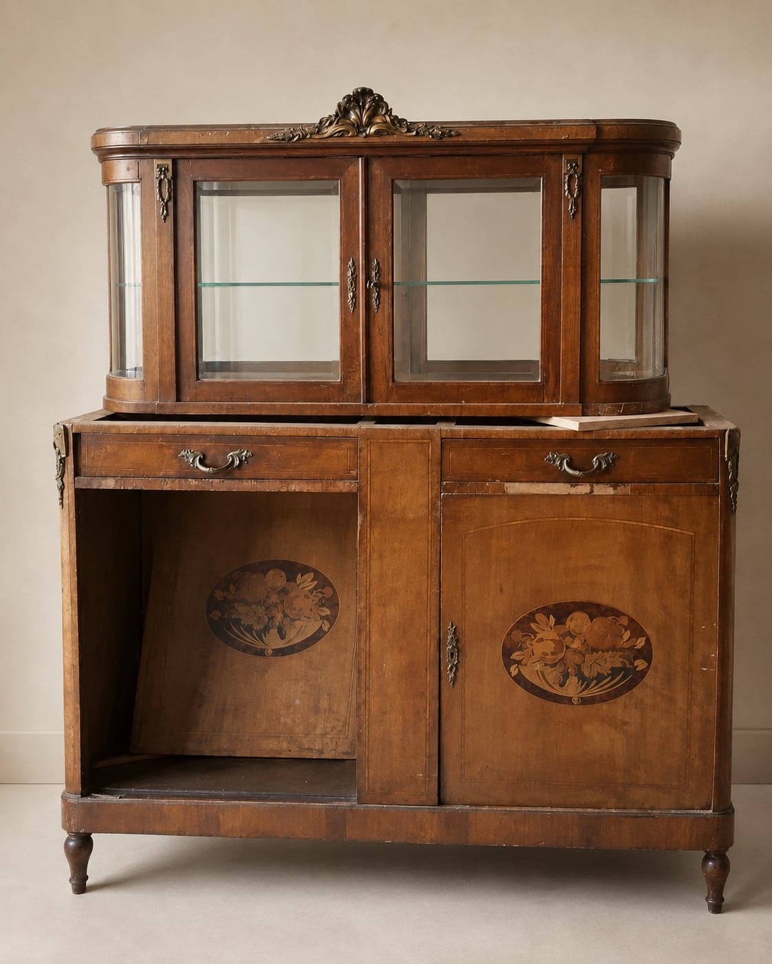 Buffet vitrine à l'arrivée à l'atelier : vantail gauche inférieur manquant, vernis terni, marqueterie encrassée