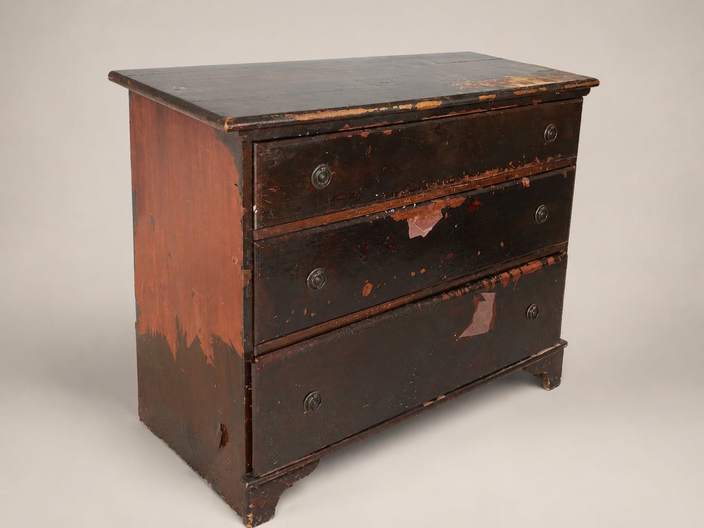 Commode rustique à l'arrivée : couches de peinture écaillées, surface craquelée