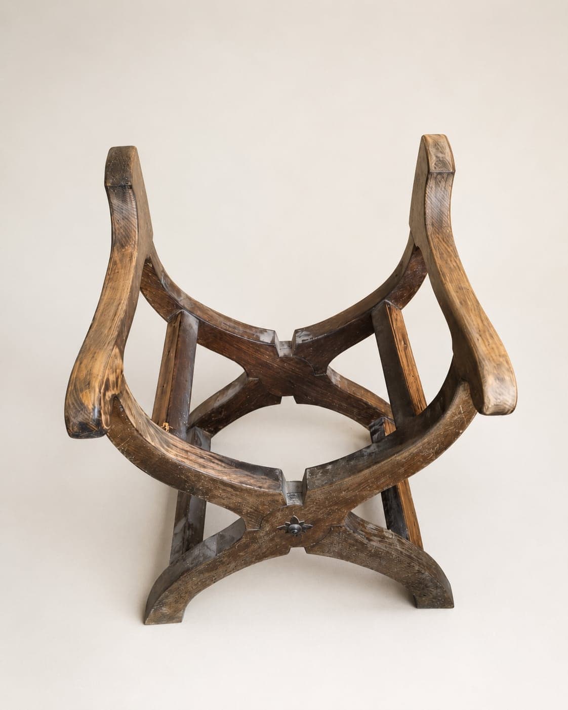 Fauteuil Savonarola à l'arrivée : structure croisée mise à nu, sans assise ni dossier