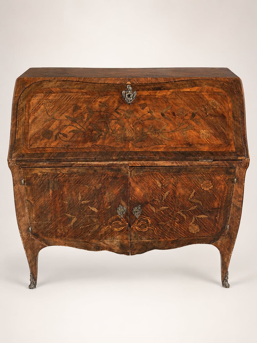 Secrétaire dos d'âne à l'arrivée : vernis insolé et encrassé, bronzes oxydés